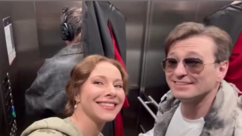    Наши дни: Екатерина Гусева и Сергей Безруков встретились в лифте и не скрывали радости