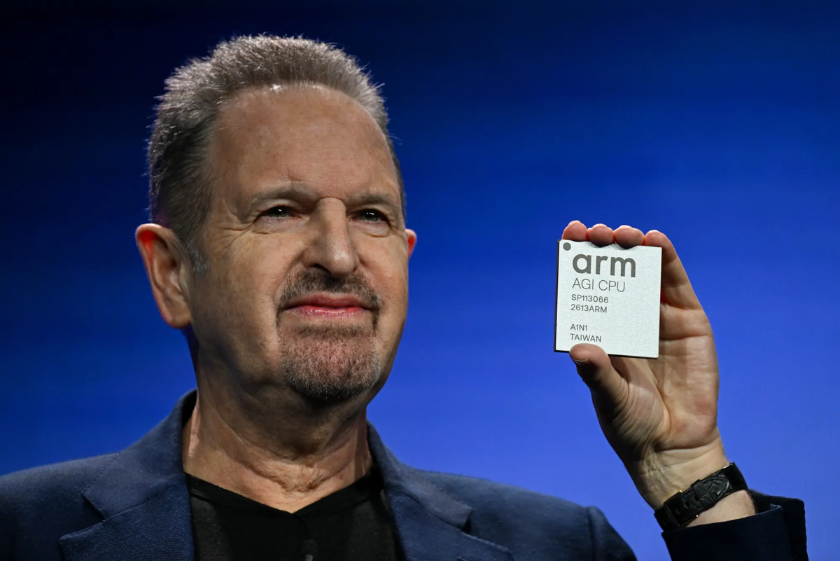 Рене Хаас держит процессор AGI CPU на мероприятии Arm Everywhere в Сан-Франциско, Калифорния, 24 марта. 