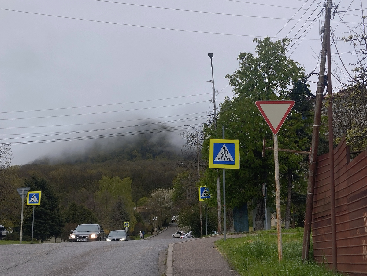 Тучи, завтракающие горами...