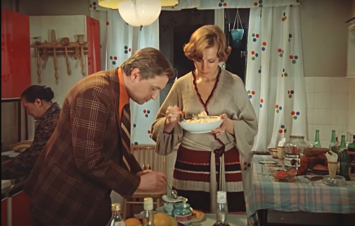 Кадр из фильма "Служебный роман"
1977, мелодрама, СССР