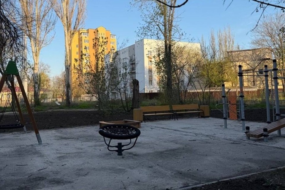    В Мариуполе на проспекте Строителей завершаются работы по благоустройству двора. Фото: «РКС-НР»
