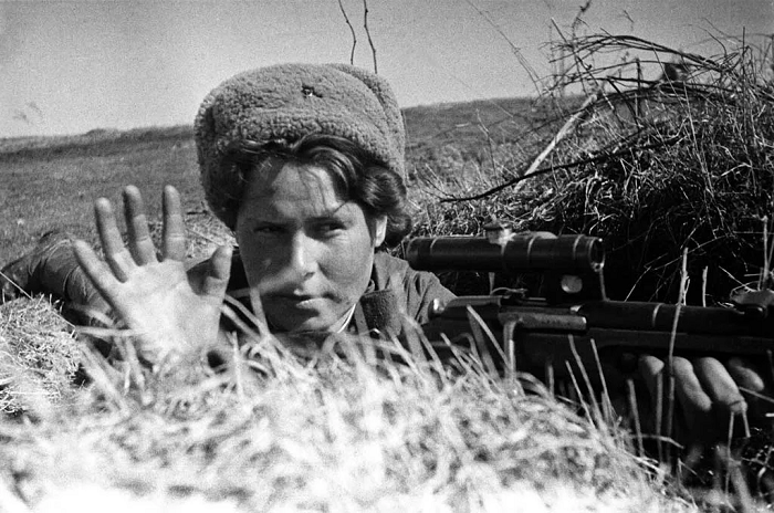 Советская девушка снайпер