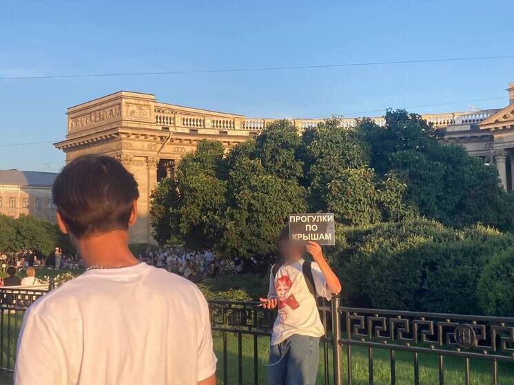     Напомним, что экскурсии на крышах — не способ отдохнуть и сделать красивые фотографии, а реальная угроза жизни и здоровью. Фото: архив МК в Питере.