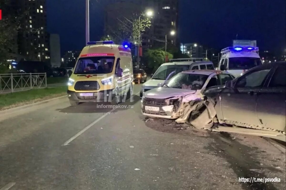    В Пскове BMW протаранил три автомобиля на встречной полосе