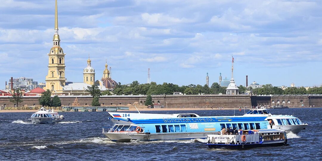 Почему в Петербурге запретили ночные прогулки на катерах и что изменится для туристов