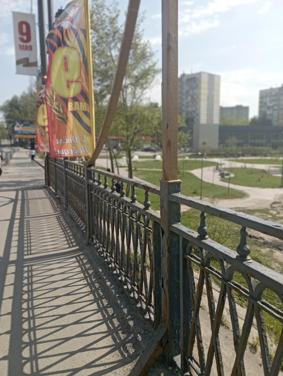 За 'блеск" отвечают знамёна, за "нищету" - ободранные перила