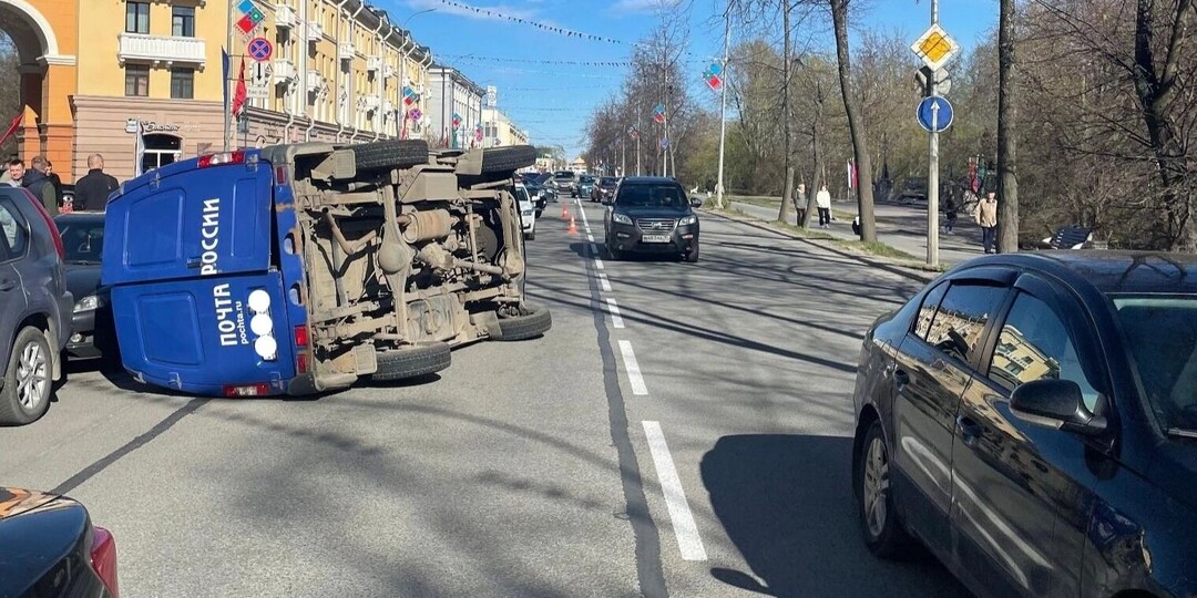 В Петрозаводске микроавтобус «Почты России» перевернулся и повредил три автомобиля