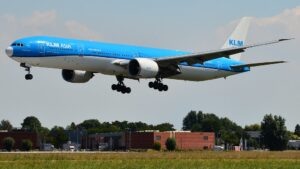 Boeing 777 ушёл на запасной аэродром, потому что диспетчеры разбежались