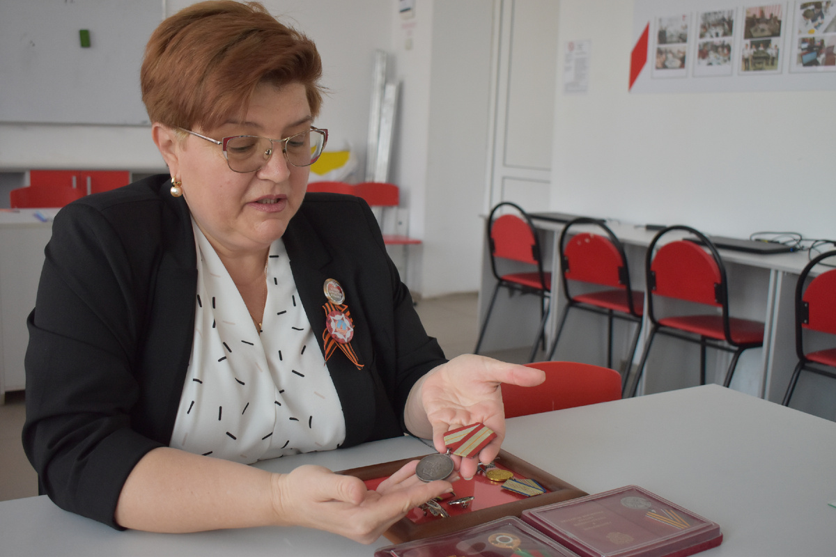 Наталья Очередько с наградами героев своей семьи.