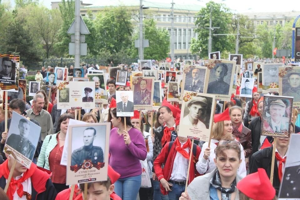    Жители Донбасса уверены, что придет время, когда по главной улице Донецка вновь пройдет многотысячный строй «Бессмертного полка». Фото: Никита МАКАРЕНКОВ, Павел ХАНАРИН Никита МАКАРЕНКОВ, Павел ХАНАРИН