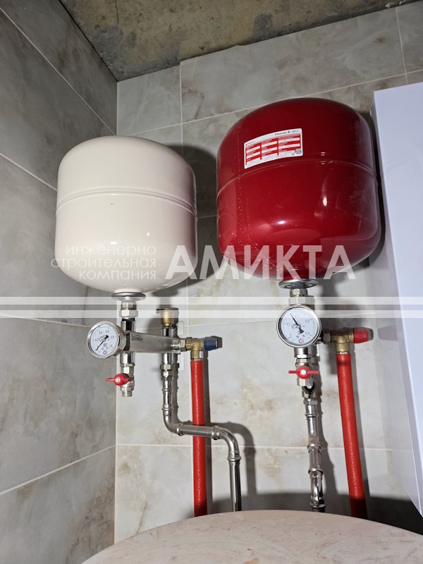 использовано изображение со страницы https://amikta.ru/articles/articles-inzhenernyye-sistemy/chestnyj-obzor-rasshiritelnykh-bakov-flamco