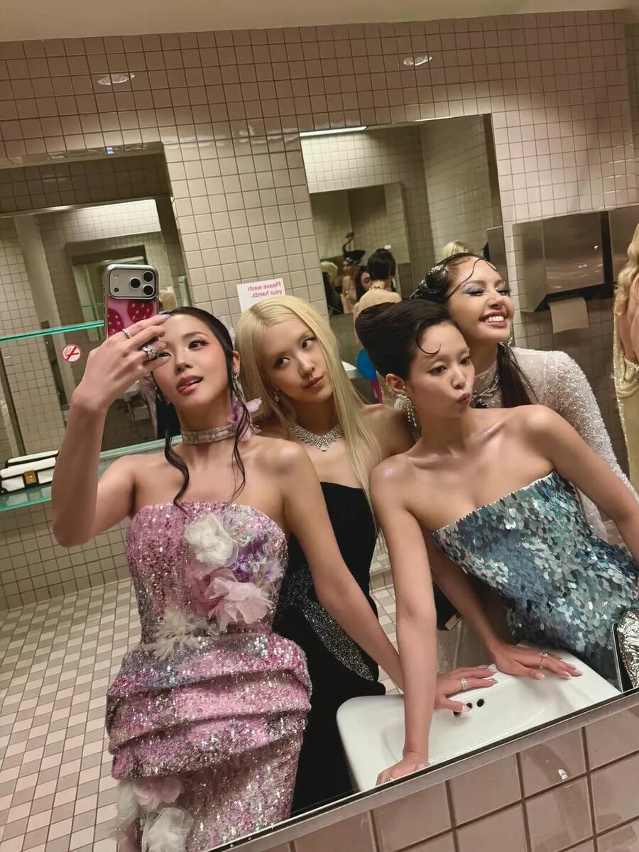 Джису, Розэ, Дженни, Лиса📷
