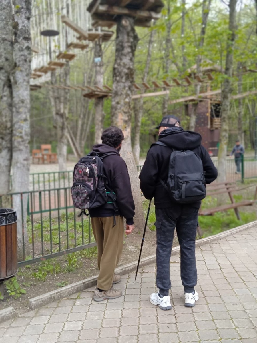 Я думала - двадцать лет назад мы встретились с этими людьми почти случайно. Сколько их было таких в нашей жизни. Приходят, уходят... Некоторых уже и не вспомнишь, лиц не узнаешь. А эти почему-то - как родные.