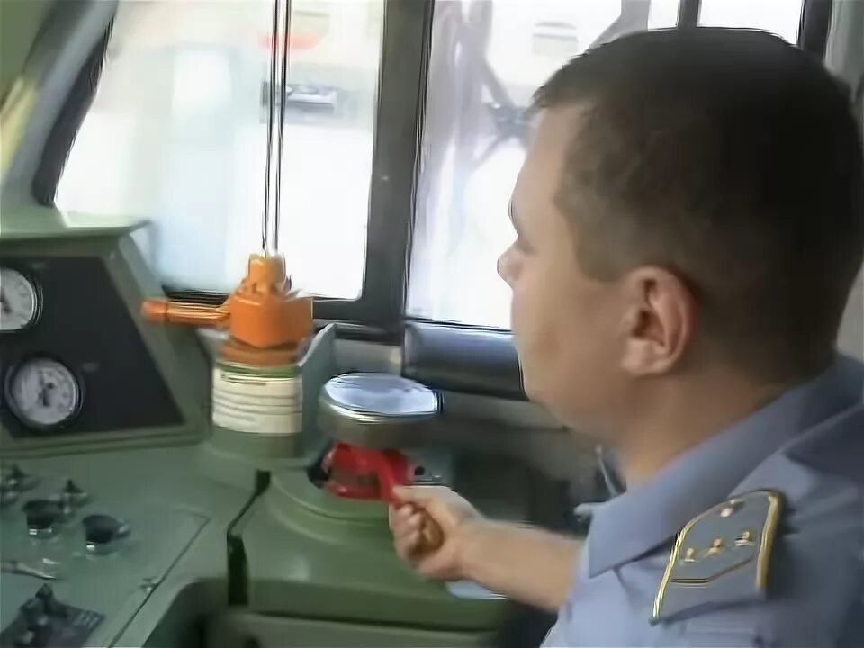 Машинист приводит в действие тормоза поезда краном (фото из открытых источников).