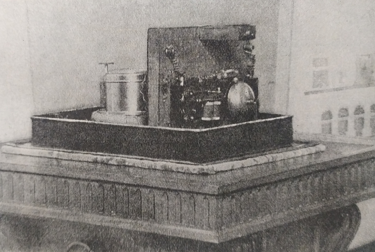Первый радиоприемник Попова, 1895 г. Иллюстрация из книги “Центральный музей связи имени А.С.Попова”. Фонды НТБ ЦМС