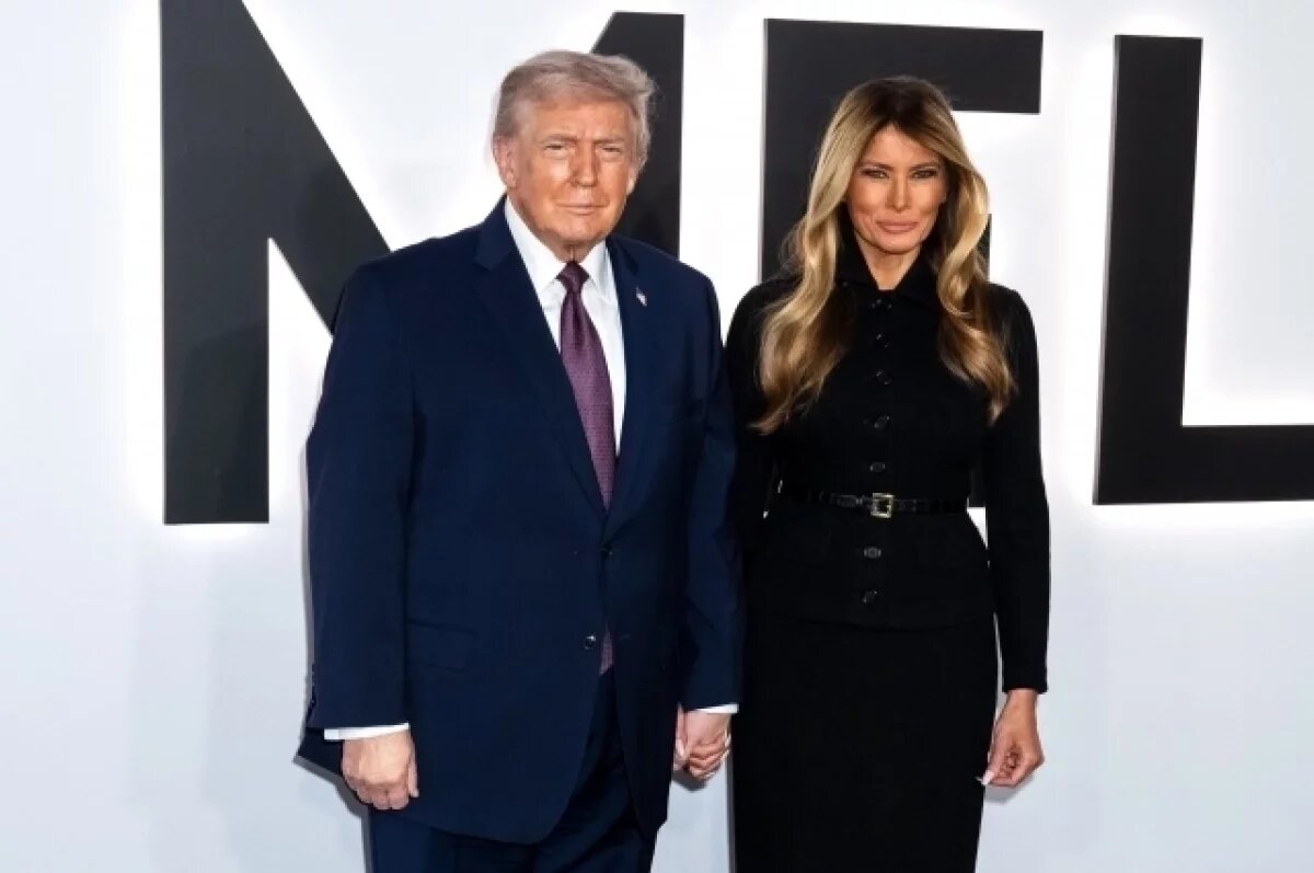    IS: Мелания Трамп удивила всех интимным жестом к мужу на публике