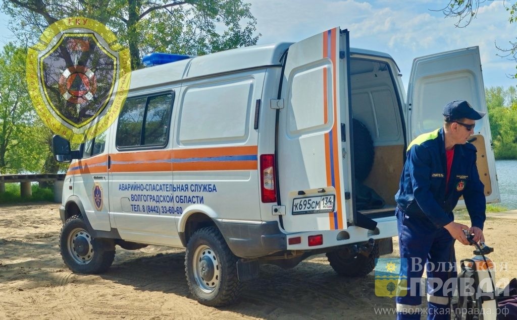 Фото ГКУ "Служба спасения"📷    В Волжском водолазы ищут в озере Круглом 15-летнего подростка
