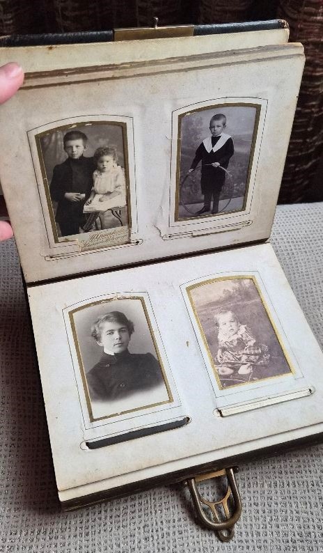 Старинный семейный фотоальбом. 