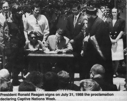 Президент Рейган подписывает декларацию порабощенных народов, 31 июля 1988 г. Рядом с Бушем-старшим среди "представителей порабощенных народов" украинский националист Петр Рубан
