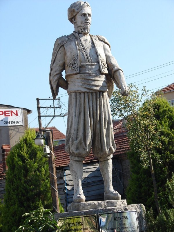 Памятник Ильясу-реису в Айваджыке (Турция) / Источник: tripadvisor.com