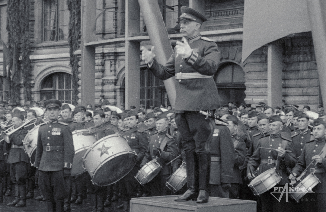 Советский военный дирижёр Семён Александрович Чернецкий руководит сводным духовым оркестром перед началом Парада Победы на Красной площади / Москва. 24 июня 1945 г. / РГАКФФД. Арх.№ 0-161554