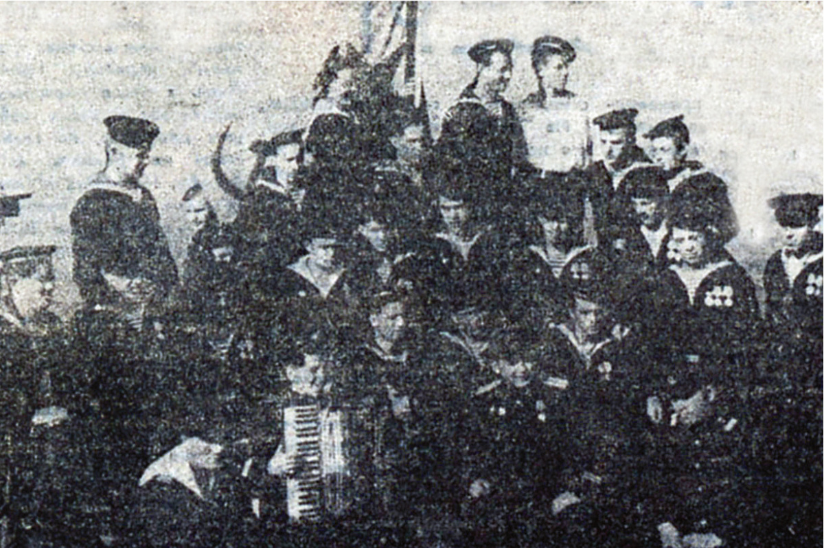 Ю.В.Полубков крайний слева во втором ряду. Архангельск. 1944 г.