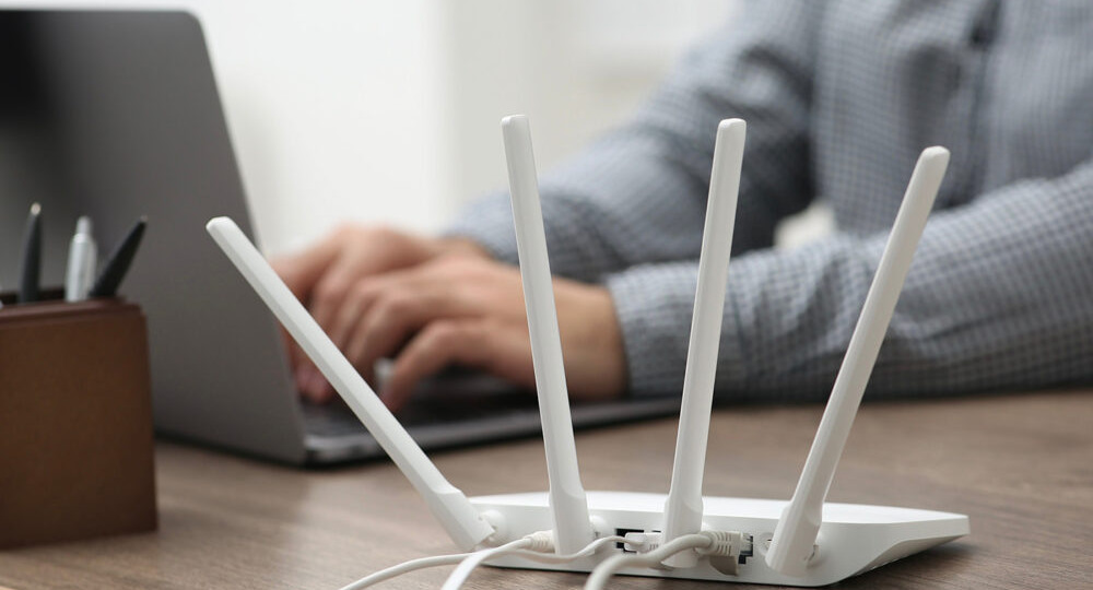 Наличные, Wi-Fi и никаких дальних поездок: как пережить проблемы с интернетом на 9 мая