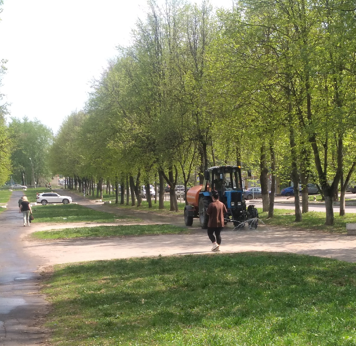 Трактор- поливалка.
