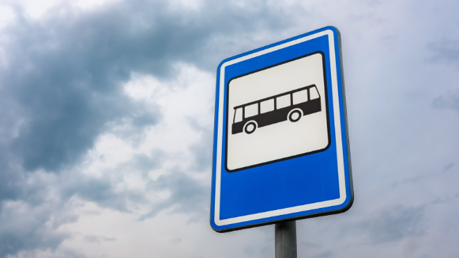 Фото: https://www.magnific.com/free-photo/low-angle-shot-bus-stop-sign_13464786.htm#