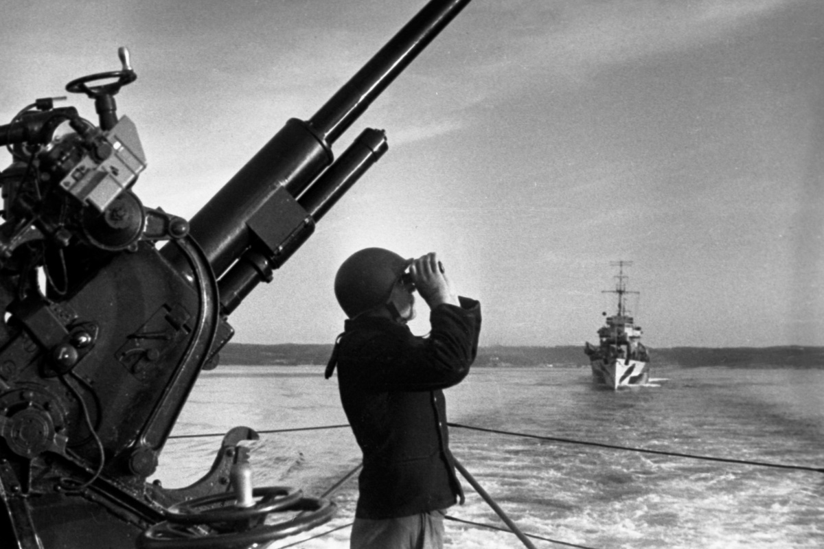    Оборона Заполярья. Корабли Северного флота на боевом дежурстве. Зенитчики готовятся к отражению воздушной атаки. 1941 год. /Евгений Халдей / РИА Новости