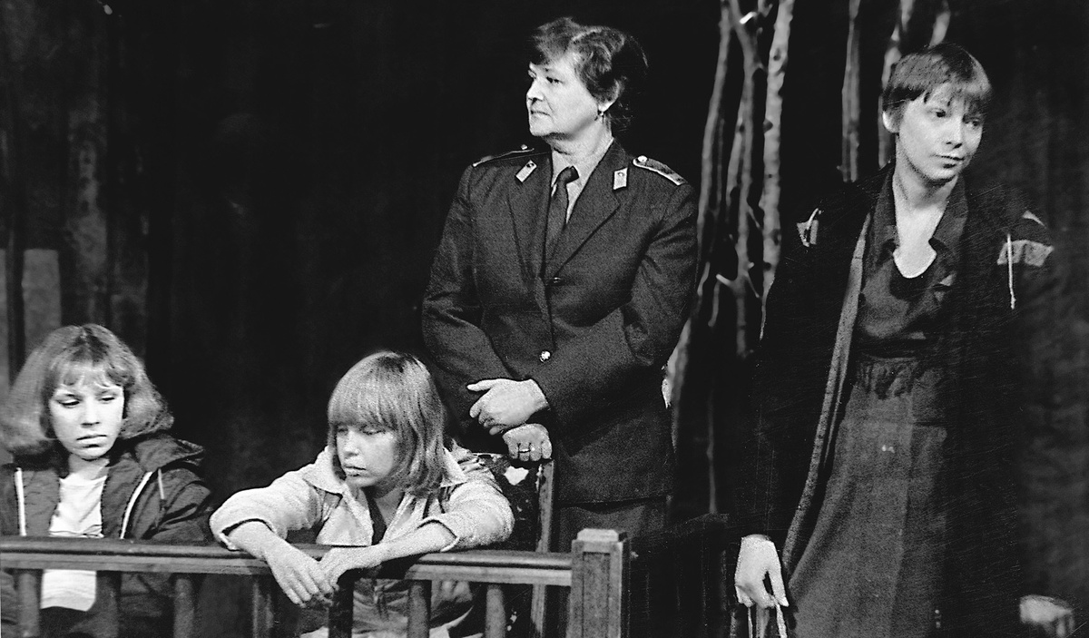 "Вагончик", сцена из спектакля. 1982 г. Фото Игоря Александрова