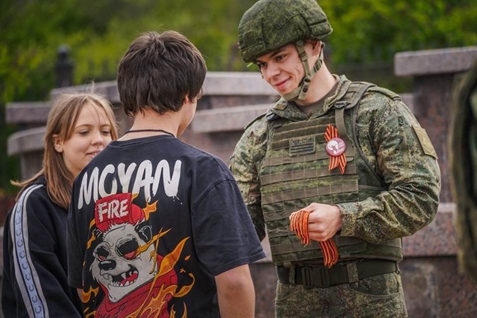    Бойцы ВС РФ поздравляют жителей ДНР с наступающим Днем Победы. Фото: Минобороны России