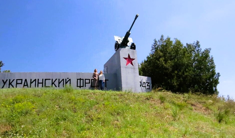 Памятник-пушка в селе Кулеши после реставрации. Место героического форсирования Днепра силами 46-й армии. Сохраняем историю своими руками.
