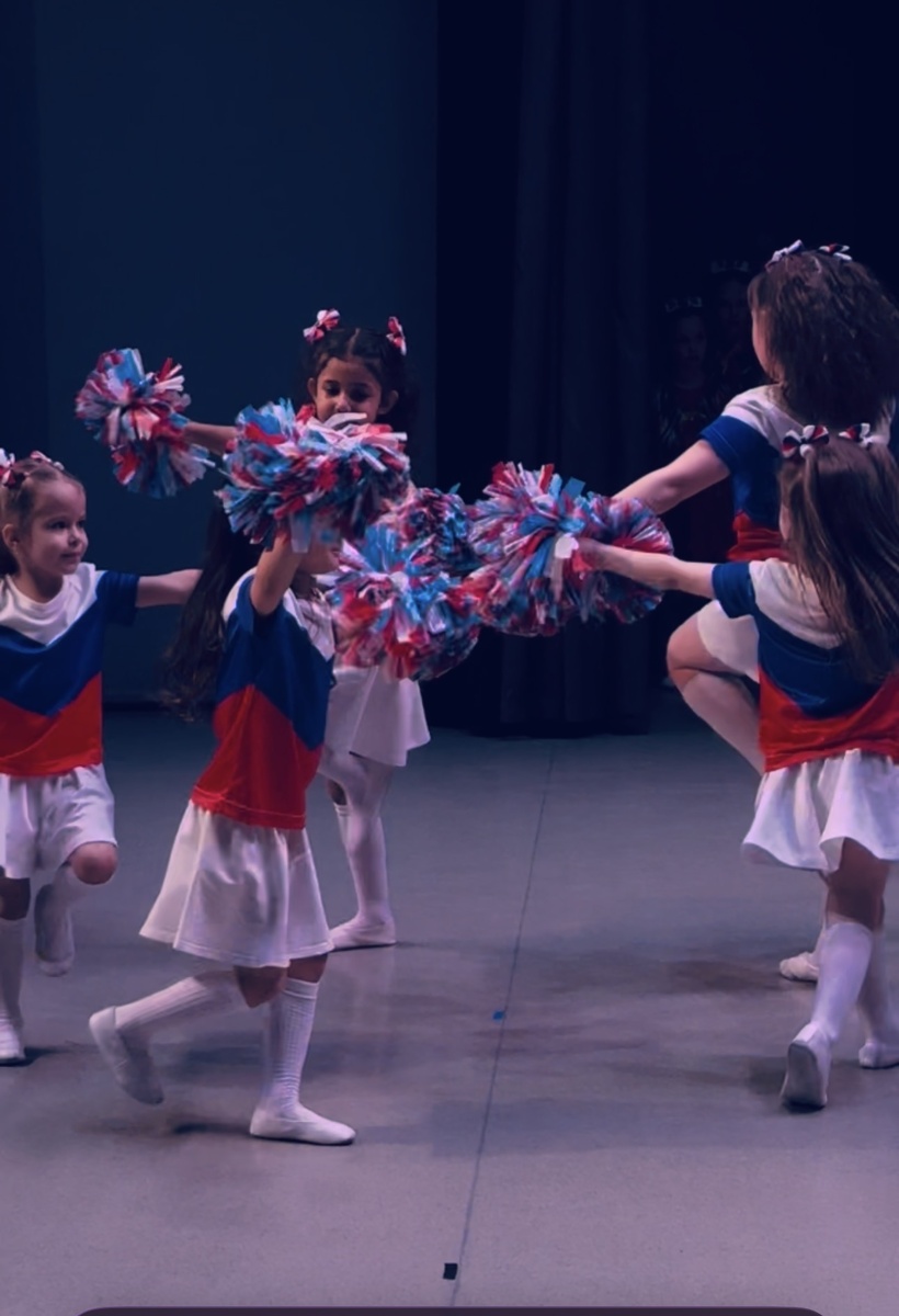 Удачно подобрала костюмы! Девчата шикарны 🤩Благодарю родителей за поддержку 🙏🏻