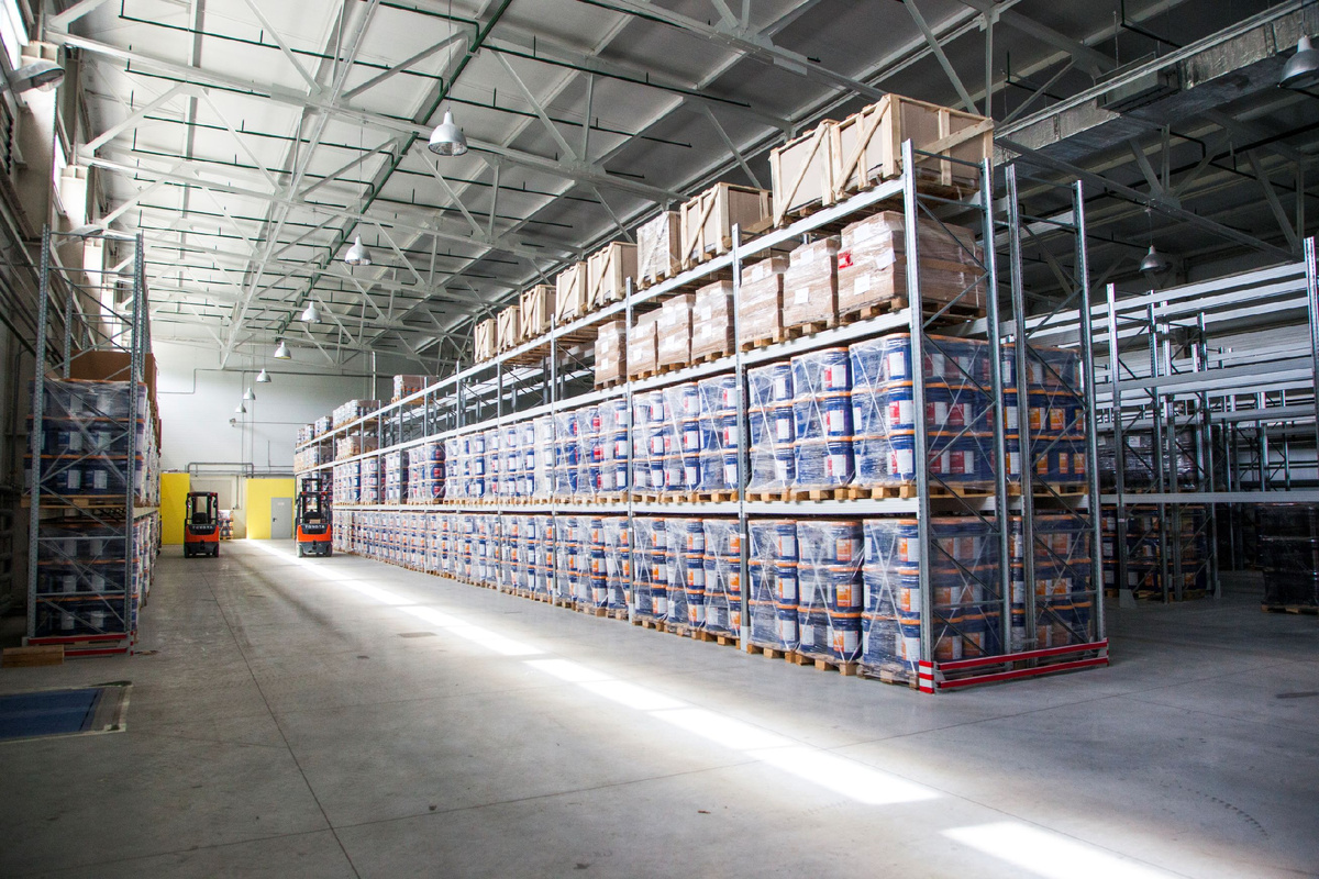 Фото: склад готовой продукции на заводе «Пенетрон» в Екатеринбурге.