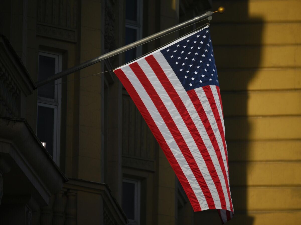   Флаг США над посольством страны в Москве | © РИА Новости / Евгений Биятов