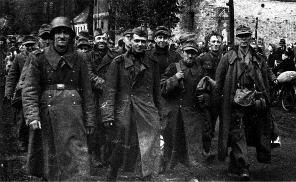 Май 1945 г. Немецкие солдаты сдаются в плен