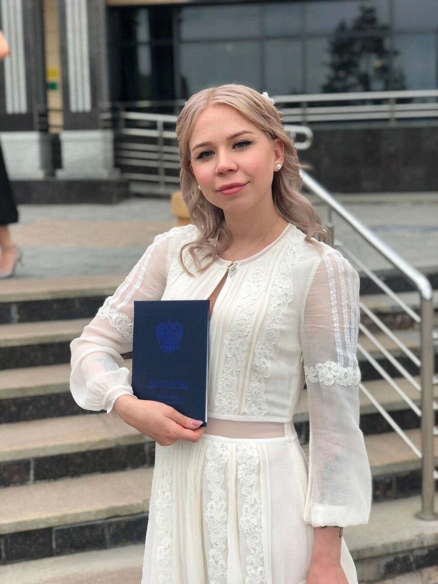    Дарья Бикмаева со своим дипломом о высшем образовании (в Заксобрание она попала, будучи еще студенткой)   Страница Дарьи Бикмаевой в VK