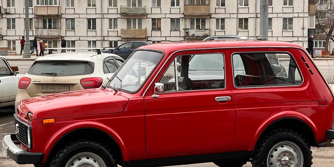 Пол под ногами, пороги на изгибе, задние углы. Где у Нивы гниёт быстрее всего и как это проверить
