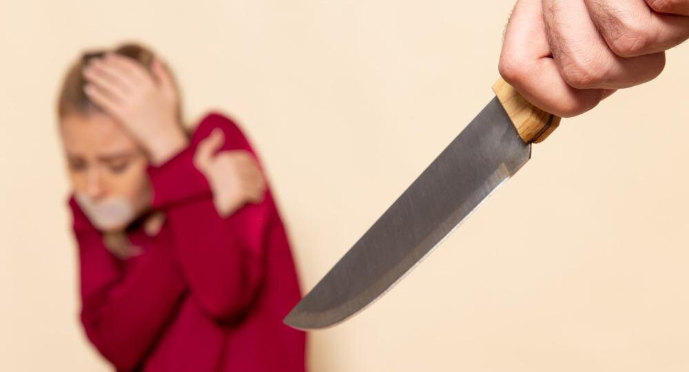 В Новокузнецке мужчина ударил канцелярским ножом 20-летнюю сотрудницу ПВЗ
