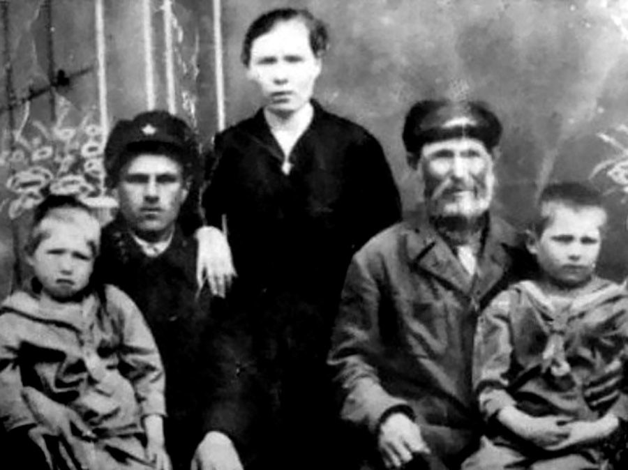 Матвей Кузьмин с семьей