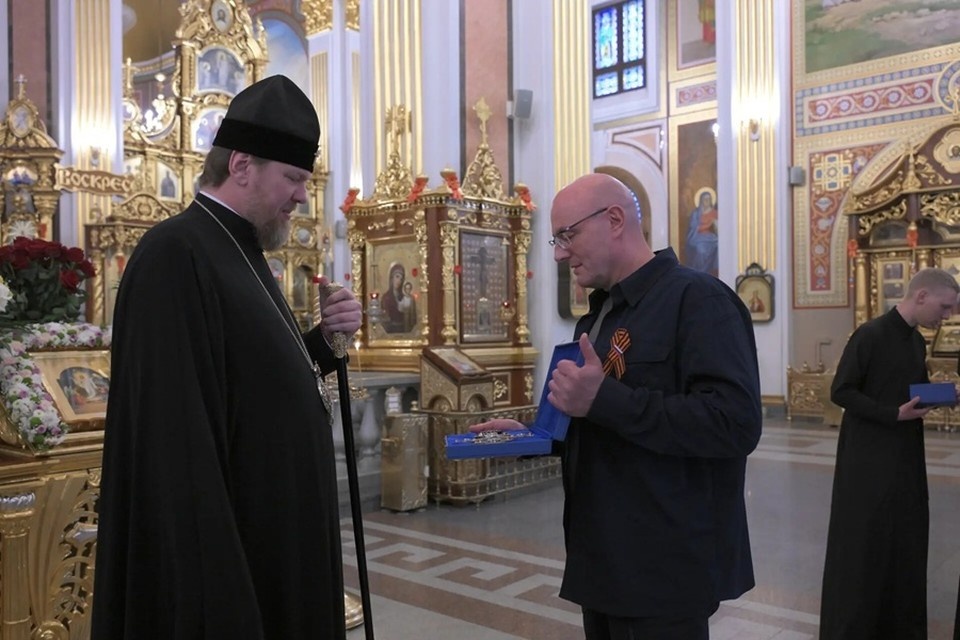    Вице-премьер РФ Чернышенко вручил митрополиту Донецкому богослужебный крест. Фото: Донецкая епархия