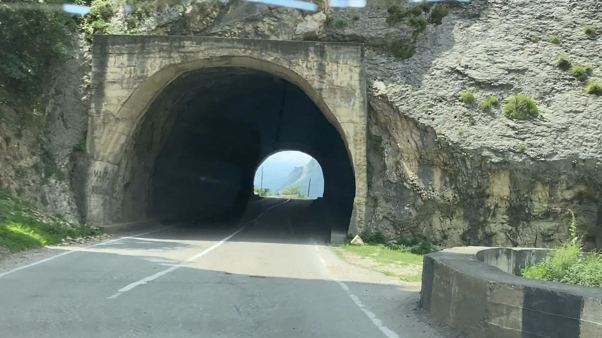 Дорога на ГАМСУТЛЬ (это тунель рядом с Гунибской ГЭС).