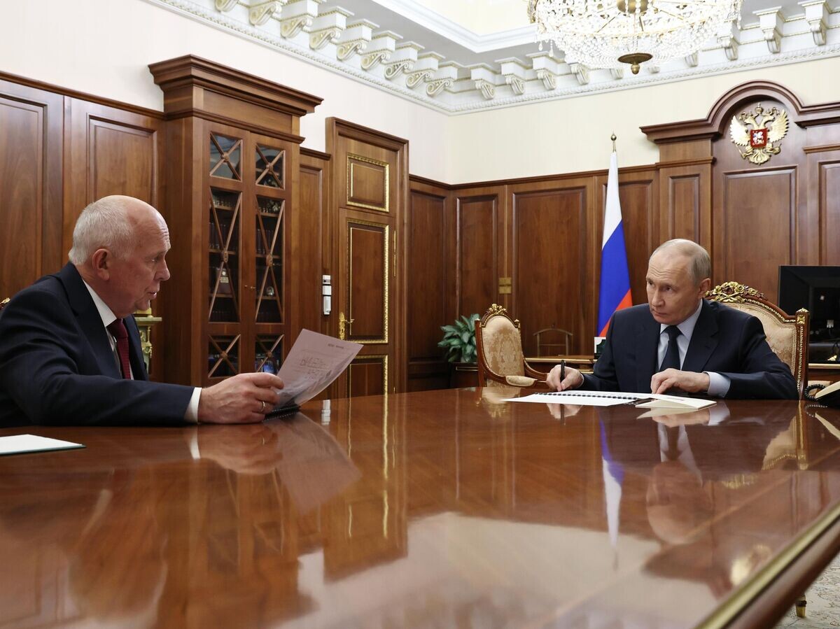    Президент РФ Владимир Путин и генеральный директор государственной корпорации "Ростех" Сергей Чемезов во время встречи | © РИА Новости / POOL