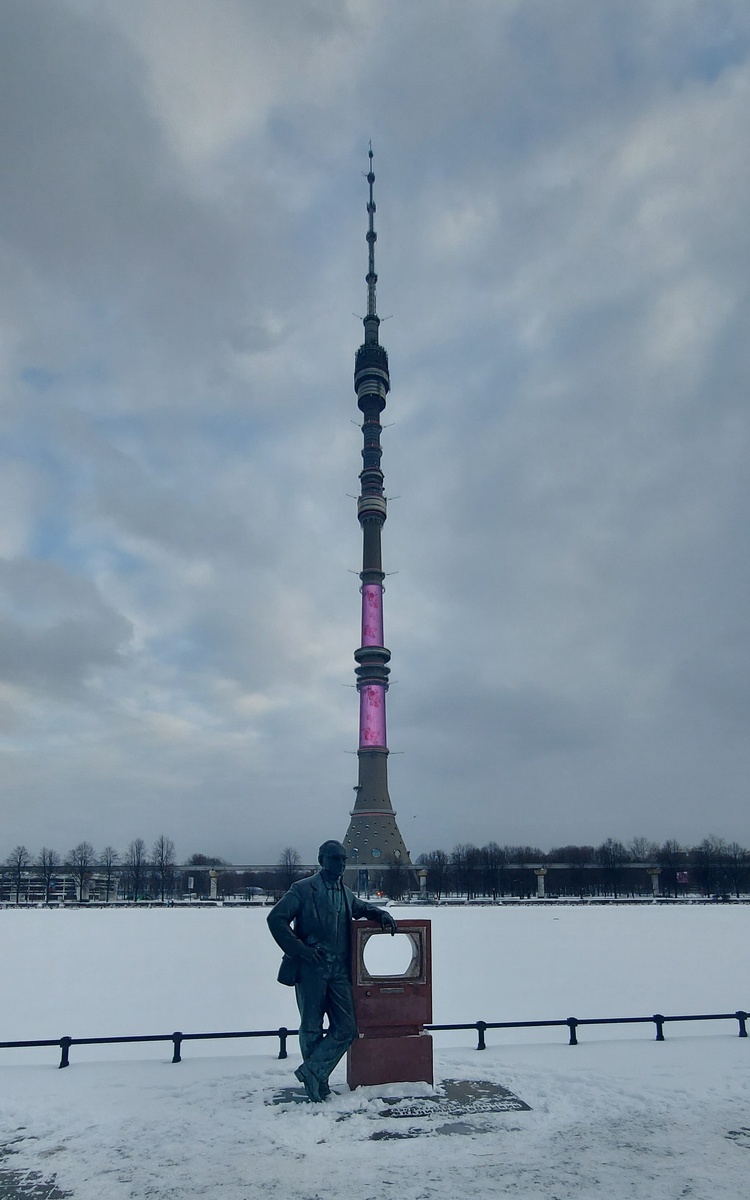 Памятник В.Зворыкину около Останкинского пруда