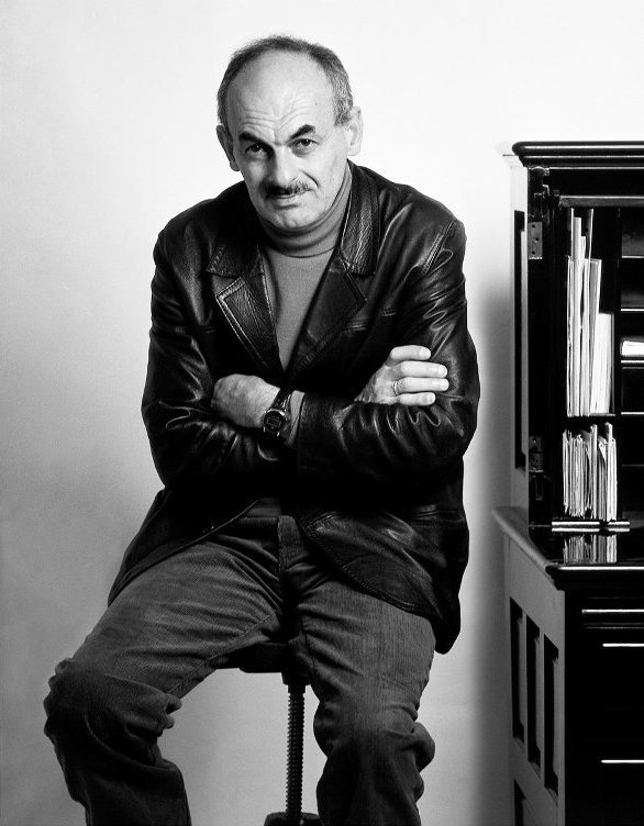 Булат Окуджава. 1977 г. Источник: Государственное бюджетное учреждение культуры и дополнительного образования города Москвы «Мультимедийный комплекс актуальных искусств»