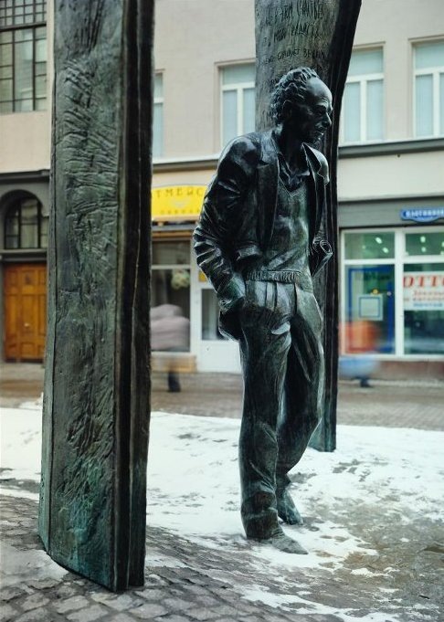 Памятник Булату Окуджаве в Плотниковом переулке. Диапозитив. Источник: Государственное бюджетное учреждение культуры города Москвы «Музейное объединение «Музей Москвы»