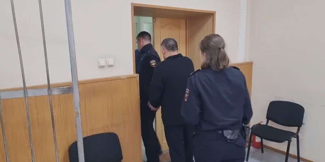 Алкоголь, мясорубки и шлем в качестве взяток получил сотрудник ФСИН в Приамурье