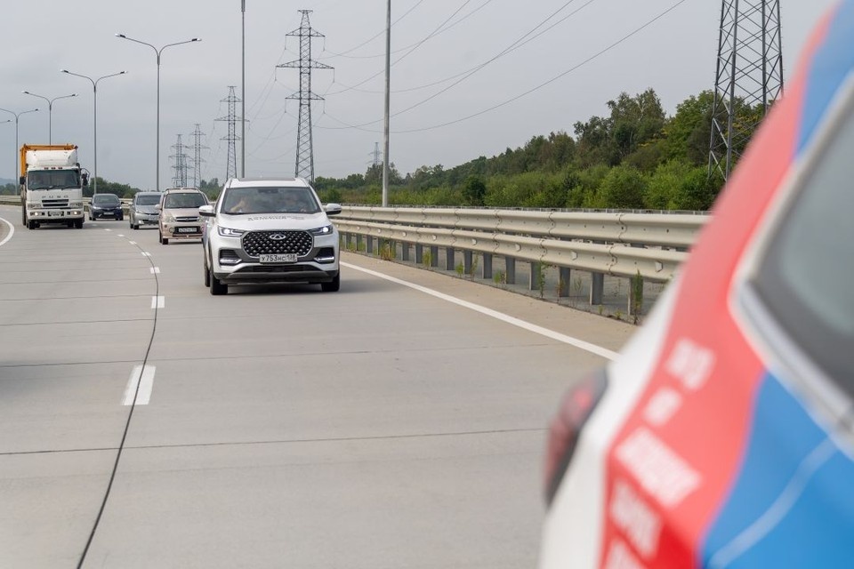    Дети выбегают к автомобилям и просят водителей ехать осторожнее Михаил ФРОЛОВ