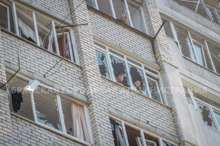 На Автозаводце устраняют огромный ущерб от обрушившихся на Брянск дронов ВСУ